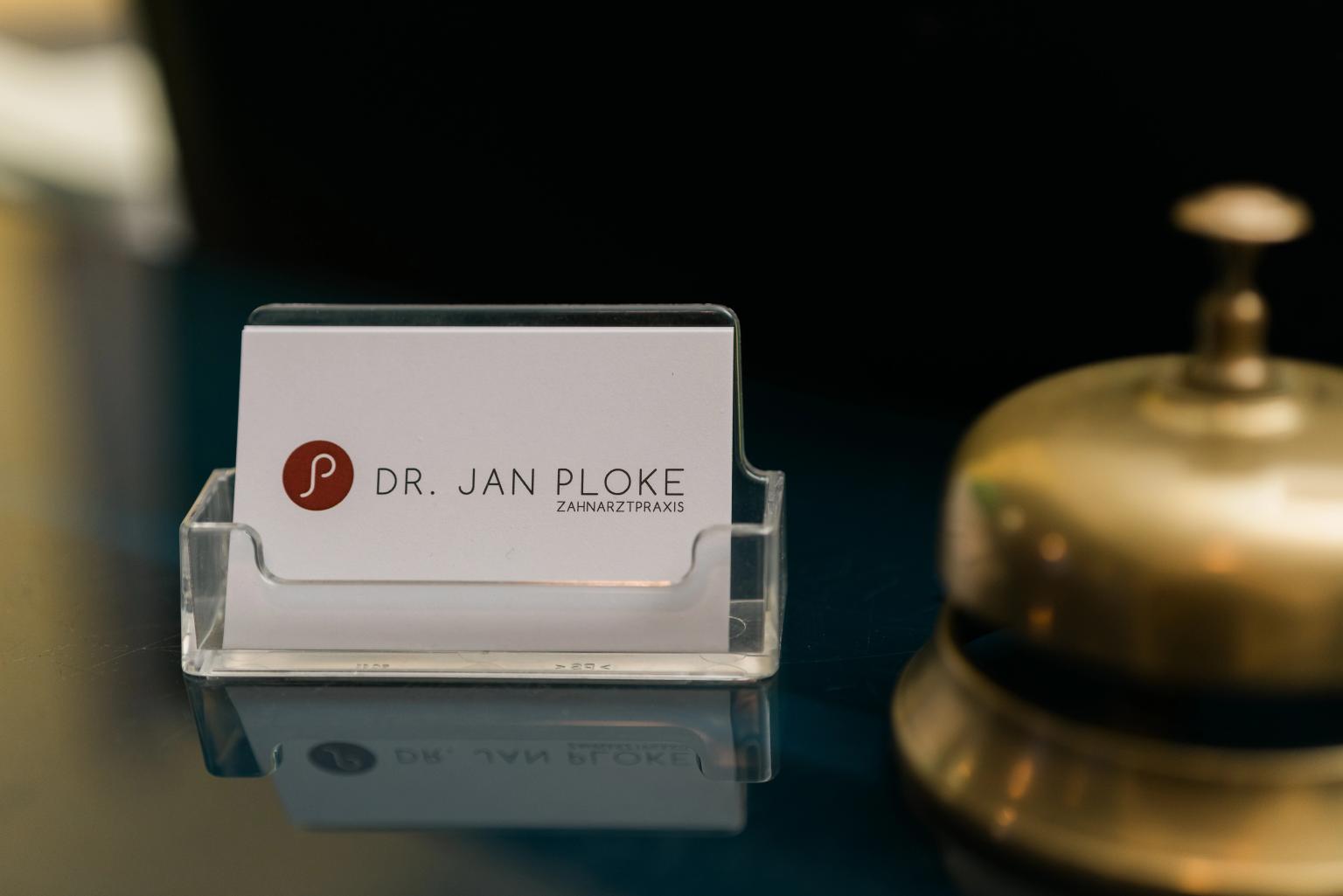 Zahnarztpraxis Dr. Jan Ploke: Visitenkarte mit Logo und Kontaktdaten